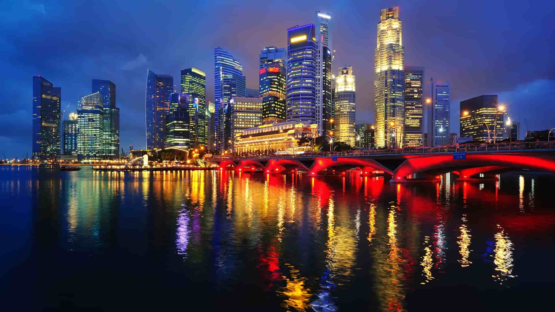 Illuminated Singapore Marina Bay skyline at night.