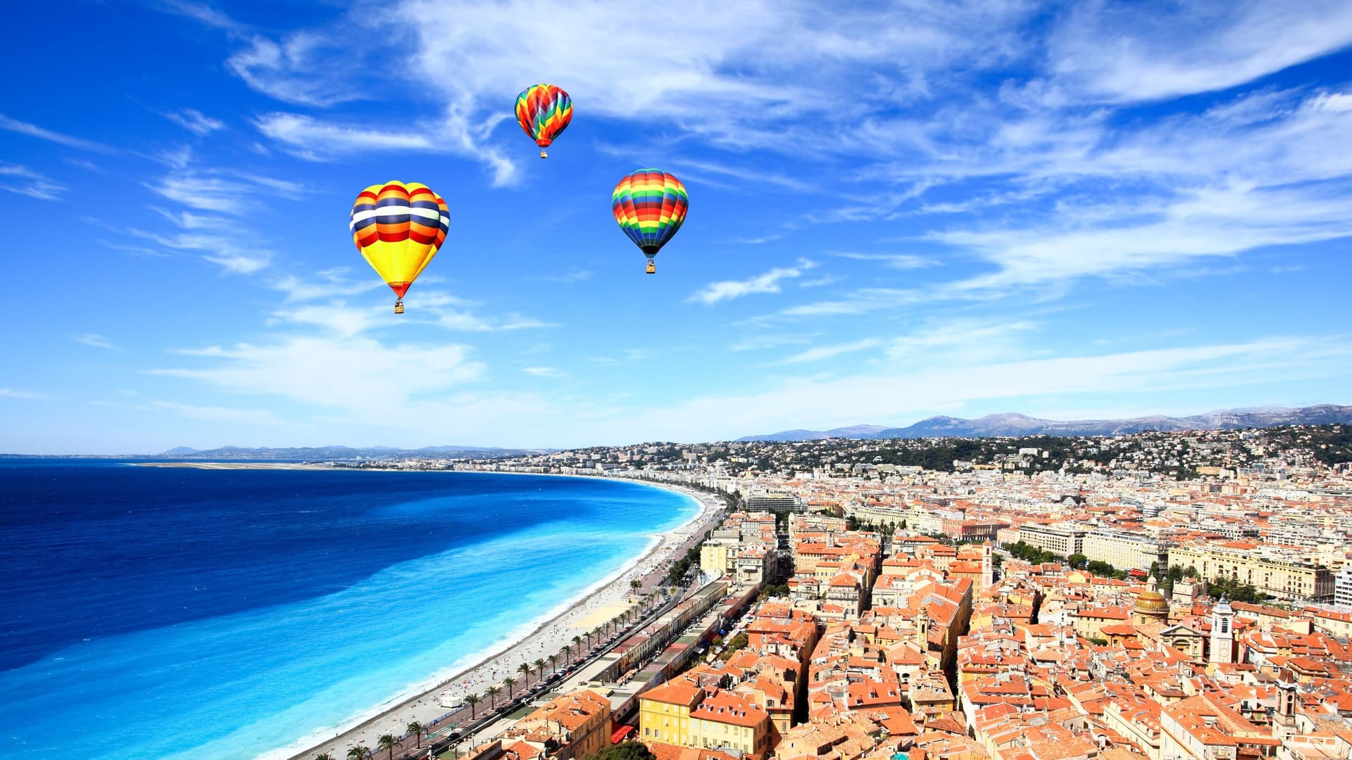 Promenade des Anglais and beach in Nice.
