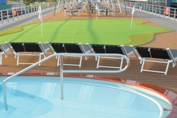 Putting Green & Jacuzzi