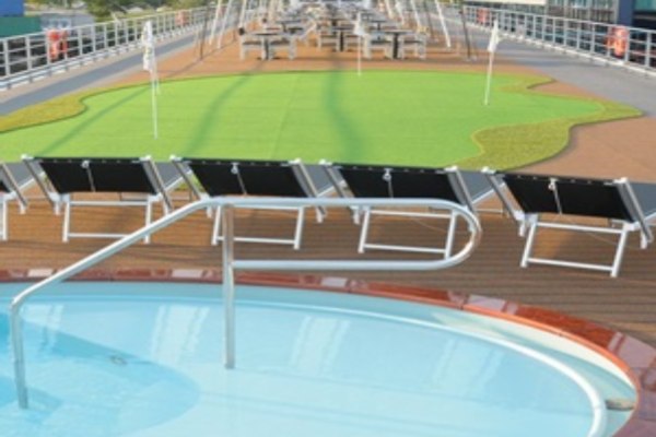 Putting Green & Jacuzzi